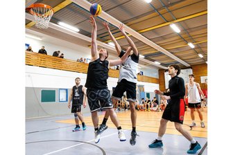 Trainer schlagen ihre Spieler im Finale: 3x3-Winterturnier stimmt auf das große Event im Sommer ein - Beim 3x3-Winterturnier war unter den Körben in der Plauener Hufelandhalle so einiges los.