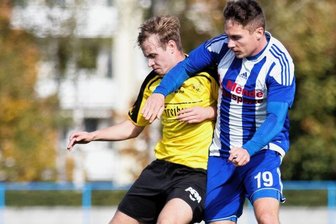 Trainer Sebastian Voigt vom SV Germania Mittweida: "Rivalität ist nicht mehr so groß" - Im Hinspiel in Freiberg gab es für Christian Schmidt (r.) und Germania Mittweida, hier gegen den Freiberger Kevin Seifert, nichts zu holen. Die Mittweidaer unterlagen im Oktober klar mit 0:3.