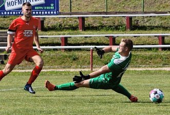 Trainer verpasst den Anstoß - Phillip Wanzek schiebt zum 3:0 ein: Der Stürmer des FC Lößnitz und sein Offensivkollege Luis Bürger schossen den Radefelder SV im Alleingang ab. Der 5:0-Heimsieg bescherte dem FCL den Klassenerhalt. 