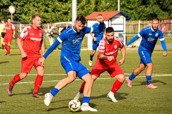 Trainer von Barkas Frankenberg hadert: „Der Ball muss einfach über die Linie“ - Paul Einert (M.) traf nach 57 Minuten zur vermeintlichen Frankenberger Führung. Der Treffer wurde nicht anerkannt, im Gegenzug gingen die Gäste aus Wilsdruff in Führung.