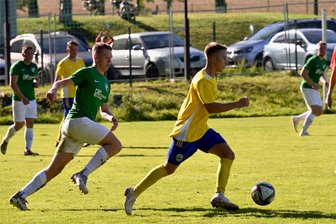 Trainer von Blau-Gelb Mülsen nach 1:1 in Wilsdruff: „Es hätte auch 3:3 oder 4:4 ausgehen können“ - Jonas Beetz (rechts/Szene aus dem Heimspiel gegen Thalheim) hatte Mülsen in Wilsdruff 1:0 in Führung gebracht.