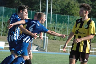 Trainer von Germania Mittweida zum Derby: „Die Geschichten von früher interessieren mich nicht“ - Im Hinspiel der Landesklasse-Saison 2023/24 brachte Nick Goeschel (M.) die Germania gegen den SC Altmittweida per Foulelfmeter in Führung.