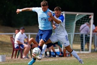 Trainer warnt vor spielfreudigem Aufsteiger - Kevin Werner (l., hier gegen Domenic Knoll) und der FSV Motor Marienberg wollen nach dem 0:0 zum Auftakt in Glauchau nachlegen. 