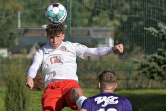 Trainerdebüt beim FC Lößnitz ohne volle Ausbeute: „Als ob einer plötzlich den Stecker zieht“ - Der FC Lößnitz – im Bild Paul Tittmann beim Kopfball – trennte sich zuhause vom VfL Pirna-Copitz mit 1:1.