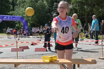 Trainerin freut sich auch als Mutter: Wenn die Tochter beim „Heimspiel“ gewinnt - Volle Konzentration auch beim Hütchenwurf: Lina Tröger vom SV Stützengrün holte sich in der AK 8 den Sieg.