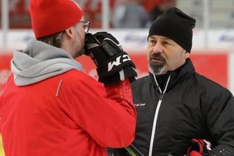 Trainersuche bei den Eispiraten: Zahlreiche Bewerbungen eingegangen - Daniel Naud hat das Vertragsangebot der Eispiraten Crimmitschau abgelehnt. Er wird neuer Trainer der Steelers Bietigheim-Bissingen.