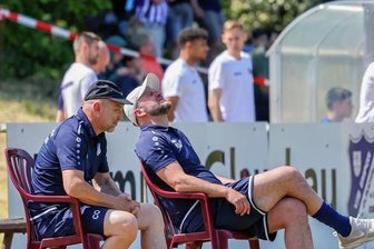 Karsten Oswald (rechts) wurde zwei Partien vor Saisonende im Zuge der Bekanntgabe seines Wechsels zum VFC Plauen als Trainer des VfB Empor Glauchau freigestellt.