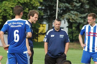 Trainerteam bei Germania Mittweida hört auf: „Wir wollen erhobenen Hauptes gehen“ - Nach vier Jahren als Coach der ersten Mannschaft verlässt Sebastian Voigt (l.) die Mittweidaer Trainerbank. Auch Co-Trainer Manuel Weber (M.) will eine Pause einlegen, dem Verein aber erhalten bleiben.