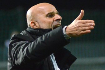 Trainerwechsel beim VFC Plauen? Was dafür und was dagegen spricht - Das Foto vom November 2025 zeigt Sedat Gören beim Auswärtsspiel des VFC Plauen in Auerbach.
