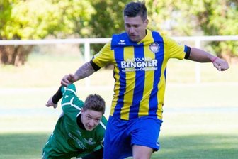 Trainerwechsel verpufft - In dieser Szene hat Sebastian Günther (hinten) gegen den Zschopauer Marcel Walczak das Nachsehen. Am Ende durfte jedoch der Angreifer des FV Krokusblüte Drebach/Falkenbach jubeln, da er mit seinem Team 4:1 gewann und selbst das letzte Tor zum Sieg beisteuerte. 