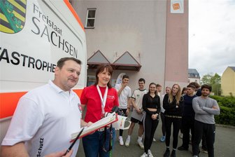 Training für den Ernstfall: Erster Schüler-Notfalltag an Plauener Berufsfachschule - Nachdem die Schüler den Ernstfall geprobt haben, werteten Andy Hörning von der Johanniter Unfallhilfe und Berufsschullehrerin Doreen Rahmig (von links) die Übung aus.