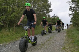 Training mal anders: Auer Handballer rauschen auf Monsterrollern talwärts - Handballer Francisco Pereira macht auch auf dem Monsterroller eine gute Figur. Der Portugiese in Diensten des EHV Aue war mit seiner Mannschaft am Fichtelberg auf Tour.