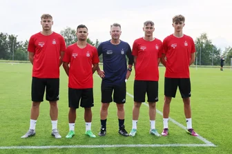 Trainingsauftakt in Zwickau: Kader, Ziele, Testspiele - wie gut ist der FSV aufgestellt? - Rico Schmitt (Mitte) hat am Montag die Spieler des FSV Zwickau zum Trainingsauftakt begrüßt, darunter waren mit Felix Pilger (von links), Andrej Startsev, Jonas Dittrich und Lukas Eixler gleich vier Neuzugänge.