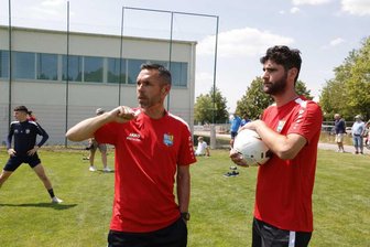 Cheftrainer Christian Tiffert (links) und sein Assistent Niklas Hoheneder beim Trainingsauftakt am Montag. Aktuell stehen ihnen nur 16 Feldspieler zur Verfügung, Tiffert hofft auf weitere Probespieler in den kommenden Wochen.