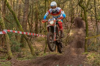 Trainingsfleiß zahlt sich aus: Enduro-Pilot aus dem Erzgebirge startet mit Siegen in die Saison - Kenny Riedel vom MC Zwönitz will sich in der deutschen Enduro-Meisterschaft weiter nach vorn arbeiten.
