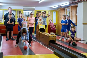 Trainingslager beim TSV Gornsdorf: Laufen und springen statt faulenzen - Zum Abschluss des Trainingslagers wurde im Keller der Auerbacher Sporthalle gekegelt.