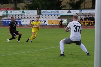 Trainingslager bringt Marienbergs Fußballer auf Kurs - Beim 1:1 in Oelsnitz hatte Tommy Barthold (Mitte) eine von zahlreichen Marienberger Chancen.