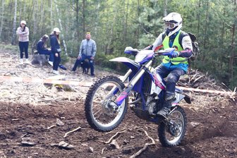 Trainingslager im Erzgebirge liefert Vorgeschmack auf Vintage Trophy - Kai Fröhner, der in Gelenau dabei war, will bei der FIM Enduro Vintage Trophy im Herbst in Zschopau starten.