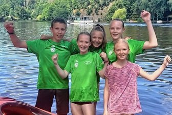 Trainingslager in Lauenhain: Wintersportler haben im Wasser Spaß - Gute Laune im Abenteuercamp: Emil Morgenstern, Leni Pappelbaum, Marit Simon, Nelly Strauß und Theresa Freitag (v. l.) vom SV Großwaltersdorf waren beim Trainingswochenende in Lauenhain dabei. 