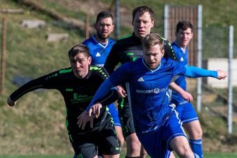 Trainingslager nach Torfestival - Louis Blüher (v. r.) vom SSV Königshain-Wiederau traf beim 9:6-Kantersieg gegen Olympia Frankenhain in der vergangenen Woche doppelt. Nun bereitet sich sein Team im Erzgebirge auf die Frühjahrsrunde vor. 