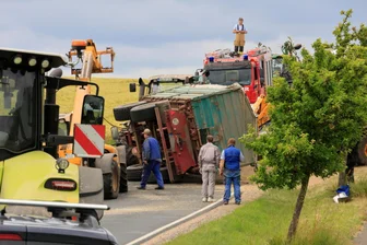 Traktor-Anhänger kippt bei Taura um und blockiert Straße - Der Traktor kippte auf der Straße zwischen Taura und Köthensdorf um.