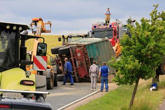 Traktor-Anhänger kippt bei Taura um und blockiert Straße - Der Traktor kippte auf der Straße zwischen Taura und Köthensdorf um.