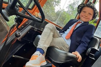 Traktor begeistert Schulanfänger -