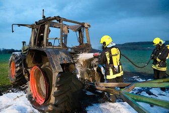 Traktor bei Feldarbeiten in Brand geraten -