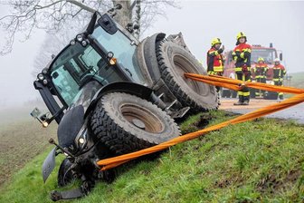 Traktor droht umzukippen: B 101 bei Schlettau über Stunden gesperrt - Die B 101 ist seit dem Unfall gegen 16.15 Uhr bei Schlettau gesperrt. Der Traktorfahrer kam mit einem Schock ins Krankenhaus.