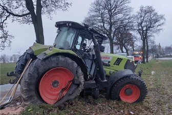 Traktor fährt gegen Baum -