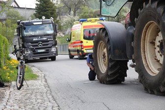 Traktor-Fahrer verhindert Unglück: Zehnjähriger Junge leicht verletzt -