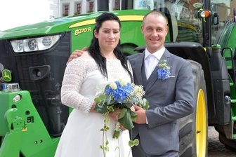 Traktor holt Brautpaar ab - Ein 370-PS-Traktor wartete vor dem Freiberger Rathaus auf Carolin und Martin Euringer.