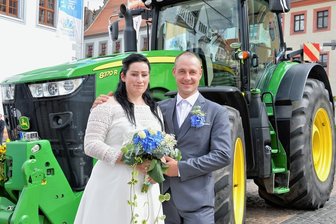 Traktor holt Brautpaar in Freiberg ab - Ein 370-PS-Traktor wartete vor dem Rathaus Freiberg auf Carolin und Martin Euringer aus Langhennersdorf. 
