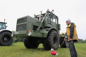 Traktor Kasimir begeistert Technikfans in Raum auch heute noch - Kasimir wird dieser Traktor umgangssprachlich genannt. Der Kirowez K-700A stammt noch aus der Sowjetunion und ist über 50 Jahre alt. Uteaus Thüringen und ihr Hündchen Finja haben ihn am Wochenende bewundert. Foto: Irmela Hennig