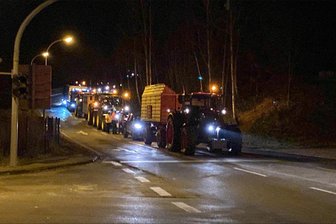 Traktor-Korso von Erlau nach Rochlitz: Wie reagieren die Autofahrer? - Rund 50 Traktoren und Lastwagen blockierten am Montagmorgen nach dem Autokorso von Erlau nach Rochlitz die Muldenbrücke. Viele Autofahrer nahmen es gelassen.