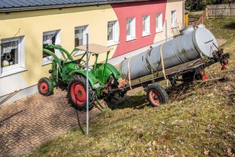 Traktor landet in Kita-Fenster - Ein Traktor mit einem Anhänger voll Gülle hatte sich selbstständig gemacht und landete in einem Kita-Fenster in Eichigt.