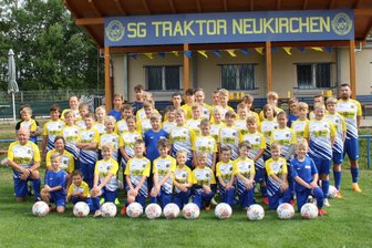 Traktor Neukirchen freut sich über Rekordbeteiligung beim Fußballcamp - Die Teilnehmer und Betreuer des aktuellen Fußballcamps der SG Traktor Neukirchen. Foto: Roland Wagner