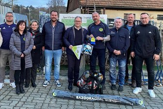 Traktor Neukirchen: Jetzt kennt auch Sachsens Fußball-Präsident das Sorgenkind - Sachsens Fußball-Präsident Hermann Winkler (5. von links) hatte für die Neukirchener Fußballer um Abteilungsleiter Michael Popp (4. von rechts) am Mittwoch auch ein paar Geschenke im Gepäck.