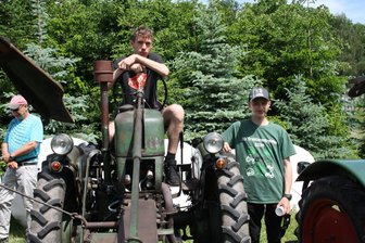 Traktor-Oldtimer und Wetterglück: 24. Lauterbacher Schleppertreffen begeistert Besucher - Franz Schumann sitzt auf seinem „Maulwurf“, rechts sein Schrauberkumpel Karl Götz.