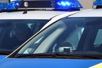 Traktor prallt gegen Haus - drei Personen verletzt - 