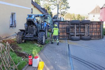 Traktor rammt Haus in Gersdorf: „Wir haben Glück gehabt“ - Der Traktor prallte gegen ein Haus in Gersdorf. Um ein Fenster platzte der Putz ab und brachen Ziegel aus.