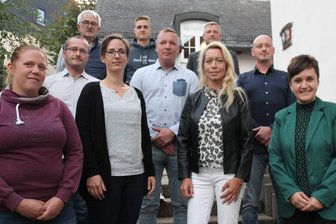 Traktor statt Multicar: Dieser Bauhof im Erzgebirge bekommt die „Luxus-Variante“ - Der neue Gemeinderat von Bockau besteht aus (vorn v. l.) Dominique Schott (BI), Anne-Kathrin Schwarzwald-Hirsch (BI), Alexandra Kehrer (BI), Bürgermeisterin Franziska Meier (parteilos) sowie (Mitte v. l.) Marco Reinhold (CDU), Tobias Döschner (CDU) , Franz Fürtsch (CDU) und (hinten v. l.) Jochen Bretschneider (CDU), Philipp Bauer (CDU) und Steffen Schmidt (CDU). Es fehlen Carolin Frescura (BI), Marcel Morgenstern (CDU) und Max Fürtsch.