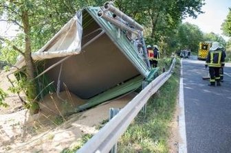 Traktor überschlägt sich am Hang - Das Traktor-Gespann blieb am Hang liegen.