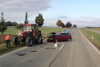 Traktor übersehen: Frau wird bei Unfall in Tauscha verletzt - Kurioser Unfall: Eine Fahrerin ist mit ihrem Pkw auf einen Traktor aufgefahren.