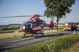 Traktor und VW zusammengeprallt - Notarzt kommt per Hubschrauber - 