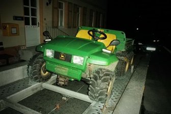 Traktordiebstahl: Polizei nimmt zwei Männer in Mühlhausen fest - Dieser Traktor sowie der Anhänger waren