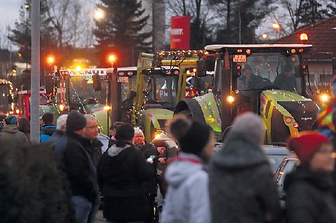 Traktoren auf Lichtertour verbreiten Weihnachtsstimmung - 110 weihnachtlich geschmückte Traktoren sorgten bei der Fahrt durch Hartenstein für Adventsstimmung.
