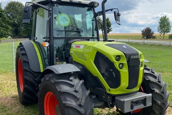 Traktoren-Diebe schlagen in Frauenstein und Halsbrücke zu - Ein solcher Traktor wurde im September 2024 vom Gelände eines Unternehmens im Frauensteiner Ortsteil Burkersdorf entwendet.