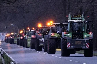 Traktoren rollen durch Chemnitz: Am Montag Behinderungen durch Bauernprotest - In Niedersachsen machten sich am Sonntag Landwirte mit ihren Traktoren auf den Weg nach Berlin. Dort findet am Montag eine große zentrale Kundgebung von Landwirten statt.