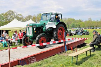Traktoren tuckern nach Falkenau - Auch in diesem Jahr wird beim Traktorentreffen in Falkenau der "Wipp-König" gesucht.
